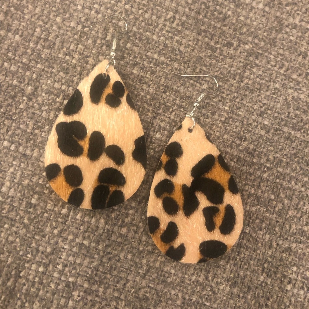 💕3/$19💕 Leopard Print Teardrop Earrings